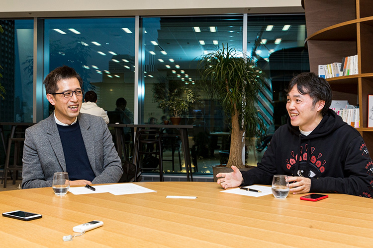 対談する佐藤氏と菅原氏