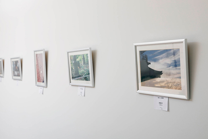登山や写真など同好会によるメンバーどうしの交流も盛ん。手前の写真は真瀬氏の作品。