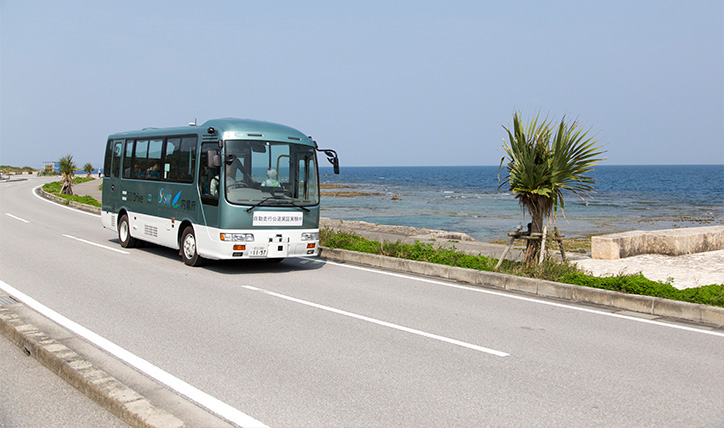 公道を走る自動運転バス(運転手あり)