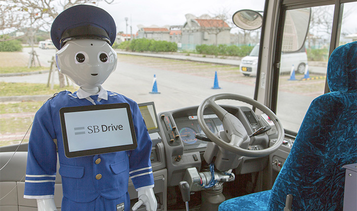 自動運転バスのガイド役のPepper