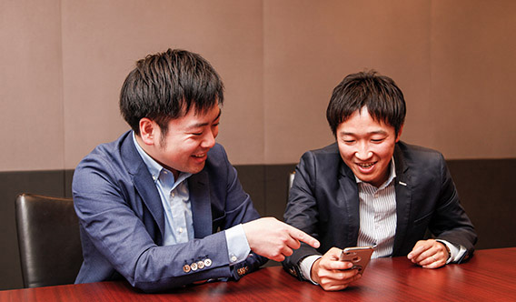 SoftBank Brainを操作する片岡氏と齋藤氏