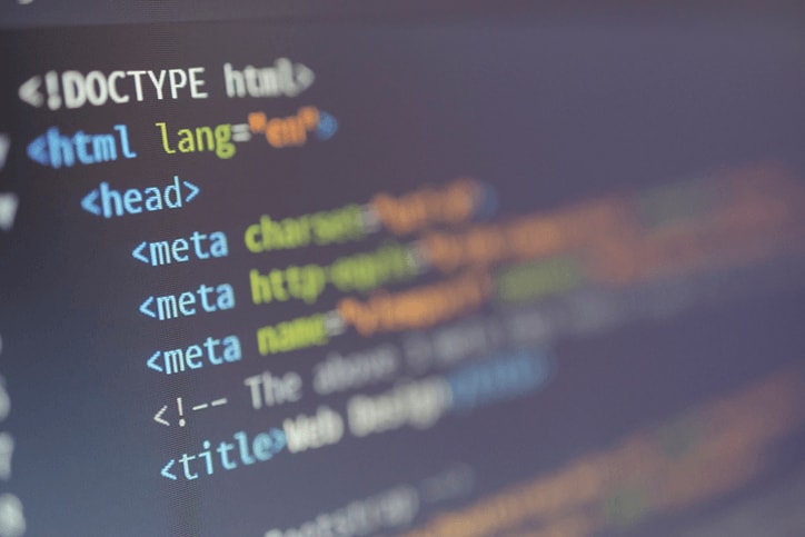 プログラミング言語「Python」、インターネットの標準言語「HTML5」「JavaScript」などを基本スキルとして学ぶ