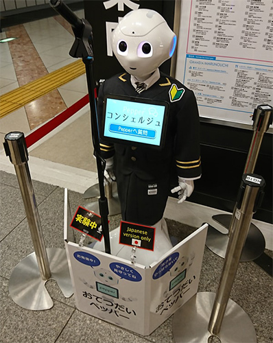東京駅構内の商業施設「グランスタ」にある総合案内所、構内地図前に設置されたPepper