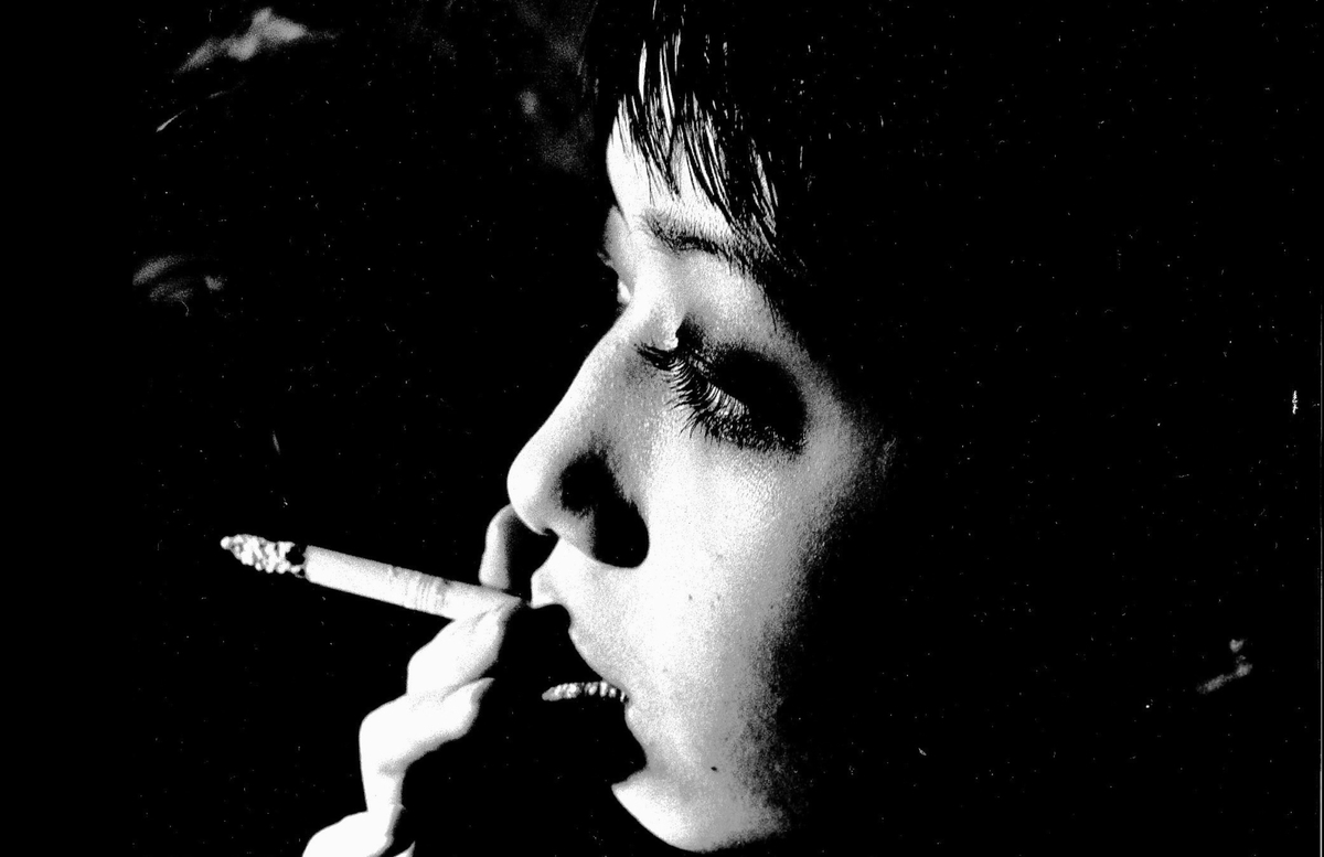 90年代半ば、喫煙する友人