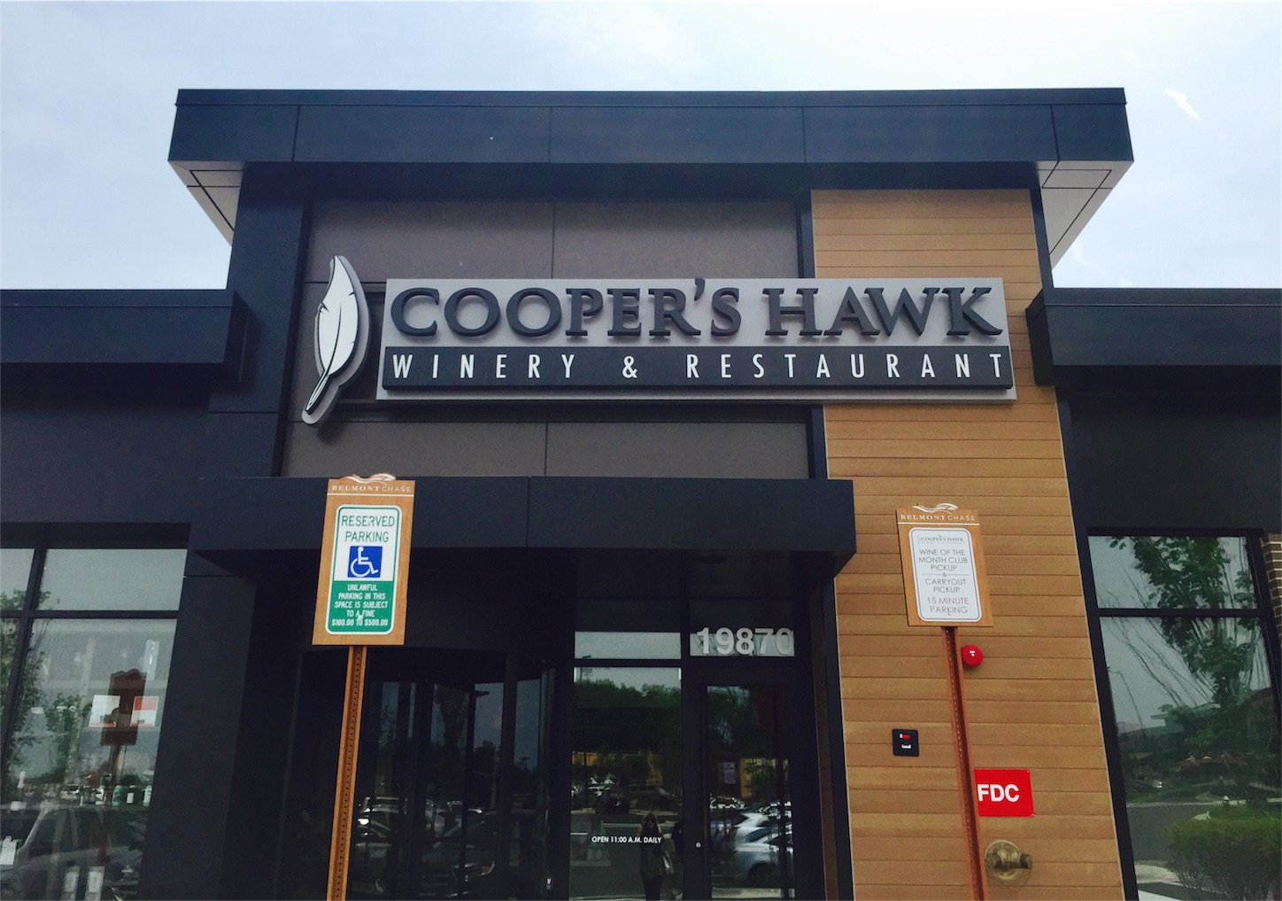 ワイナリーレストラン "Cooper's Hawk" life is short the word is great