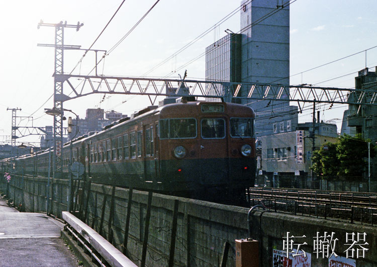 新宿行“アルプス1号”編成後部のクハ165＋クハ165 - 転轍器