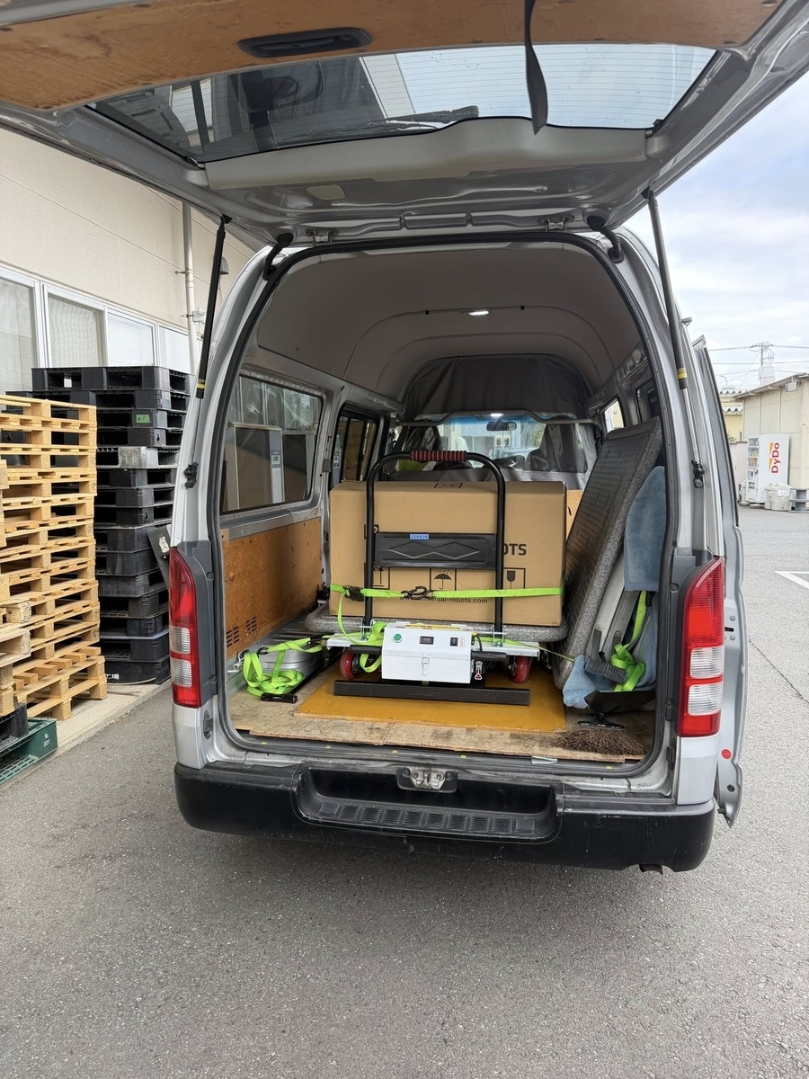 collaborative-robot-shipping-preparation.jpg