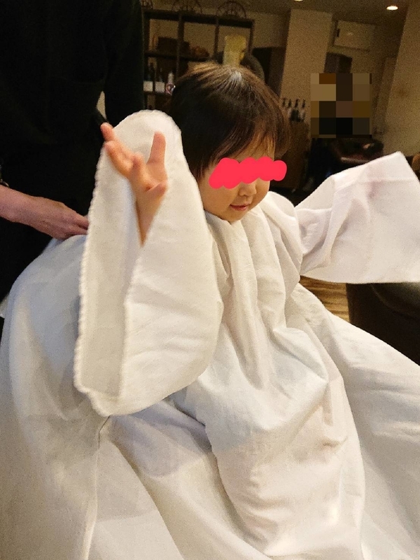 大人用の大きなエプロンを着けてもらってはしゃぐお嬢②