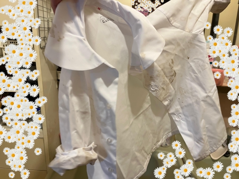初日で泥まみれのブラウス
