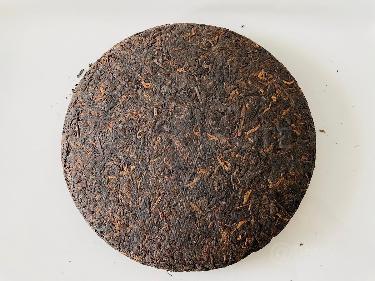 円盤型のプーアル茶（餅茶）を解体して飲んでみた【中国茶
