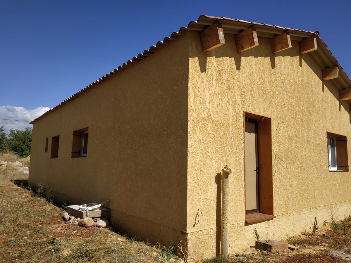 外壁の漆喰 プロ施工 後半と屋根の瓦葺き フランスで家を建てる