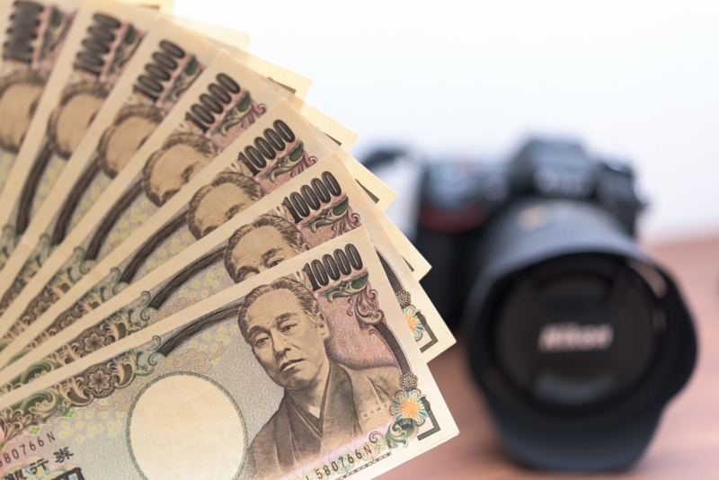 カメラとお金の画像