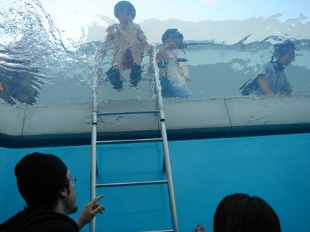 21世紀美術館の池の下から