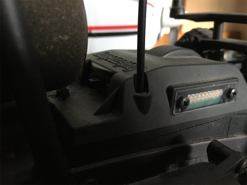 受信機などを入れているボックスのサイドからLEDランプが見えます