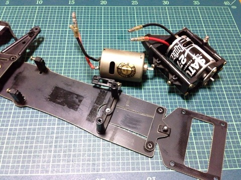 f101のカーボンシャーシの隣に設置しようとしているモーターが置かれている