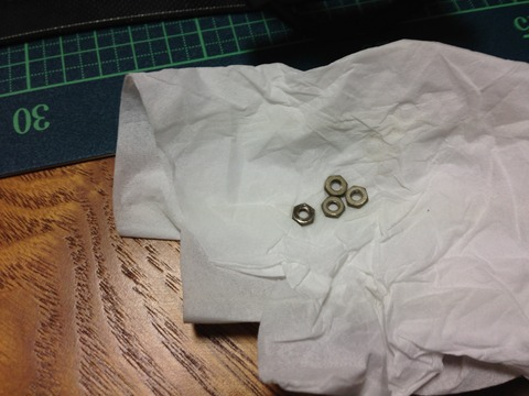 ティッシュの上にナットが4個置かれている