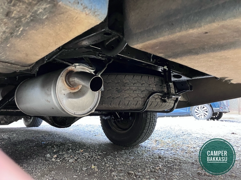 キャンピングカーの排気ガスで汚れた下部