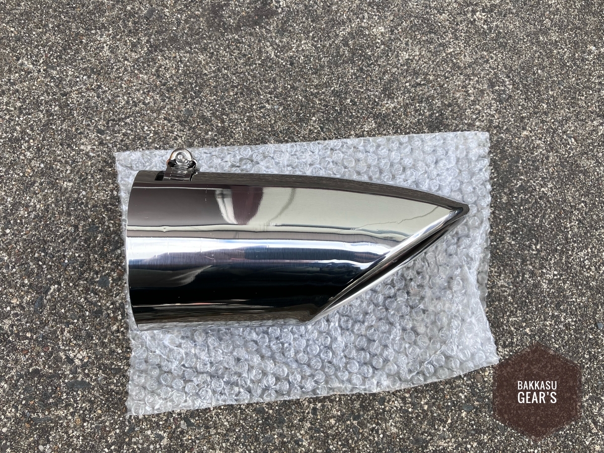 横から見た斜めカットされたマフラーカッター