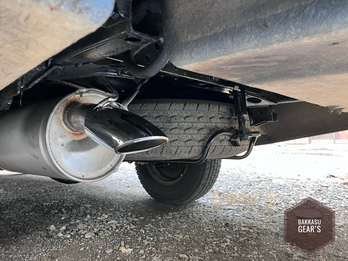 キャンピングカーのマフラーに取り付けられたマフラーカッター