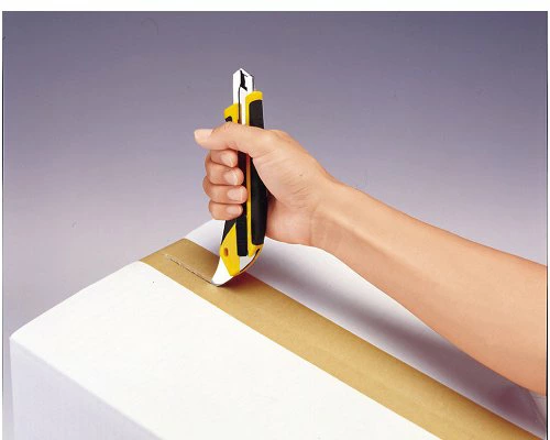 オルファ・ハイパーAL型の特徴的な背面の爪部分。テープの開梱やこじ開けに便利な形状。