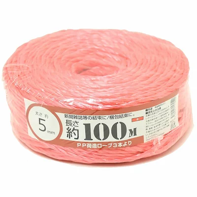 紺屋商事のPP荷造りヨリロープ赤色の商品画像。太さ5mm、長さ100mのボリューム感があるロール状のロープ。