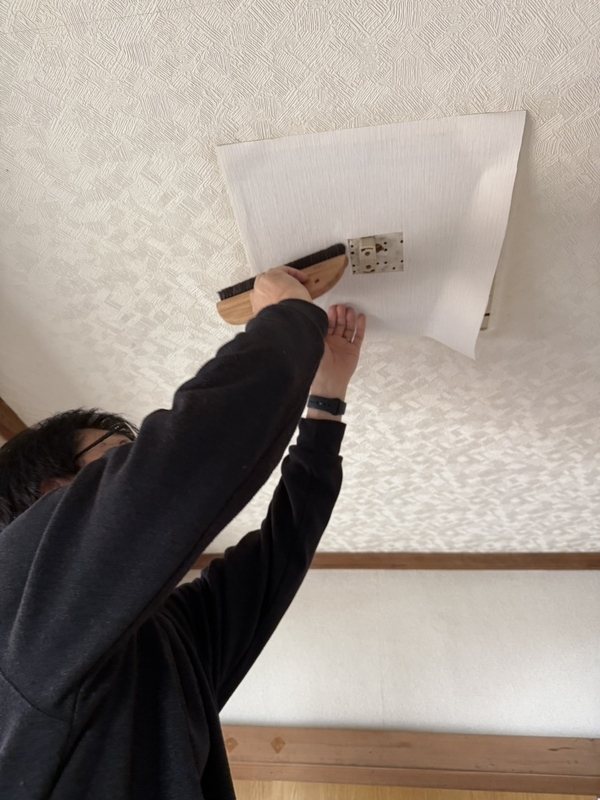 刷毛で空気を抜く作業
