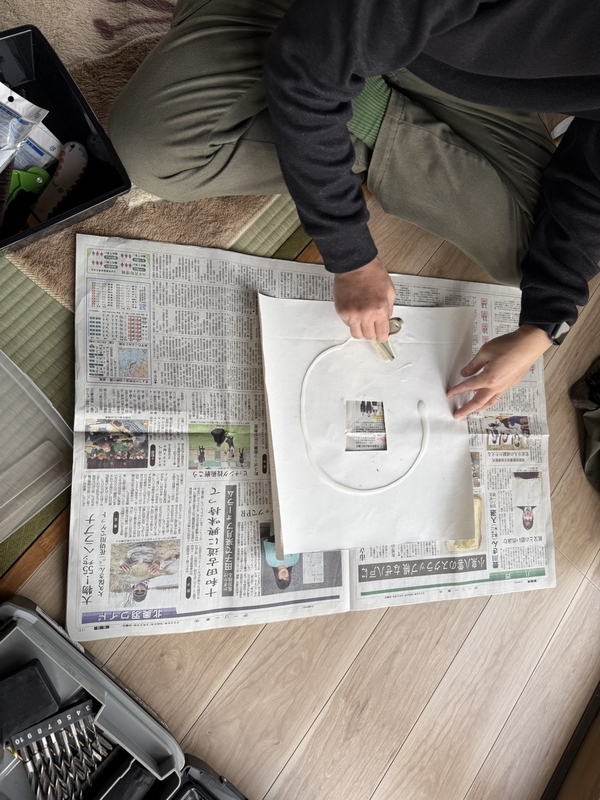 障子用の糊を塗る作業