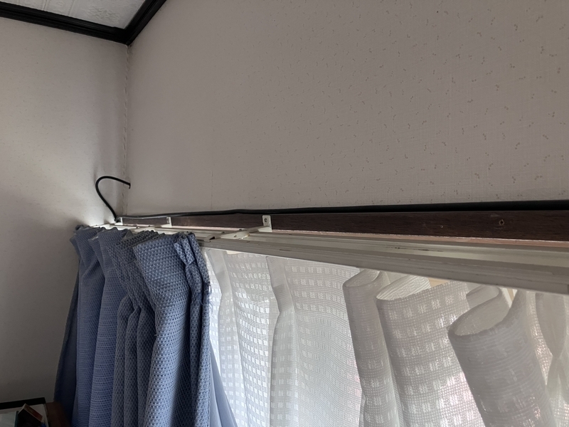 前かがみになったカーテンレール