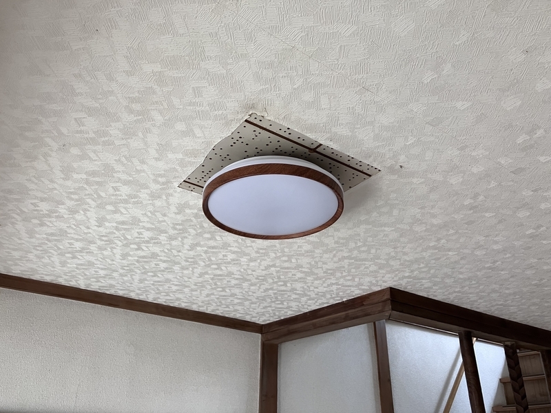 照明交換後のクロス未施工部分