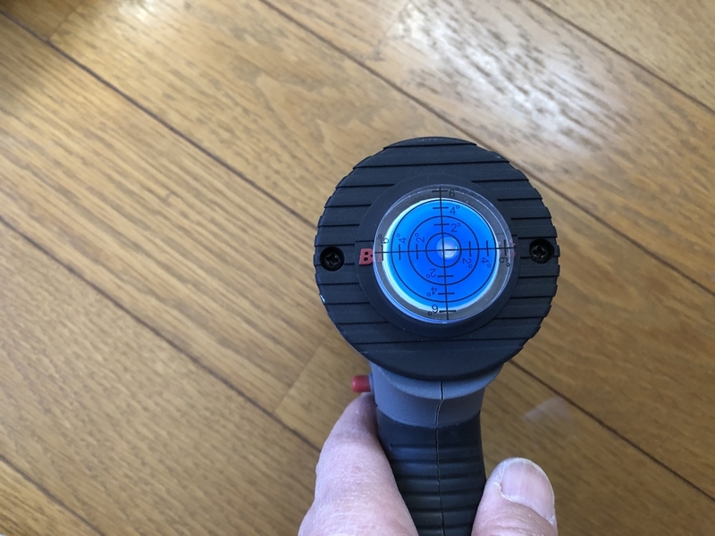 両面テープで水平器を固定