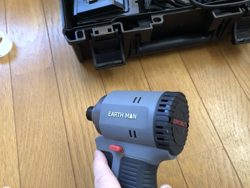インパクトドライバーと水平器