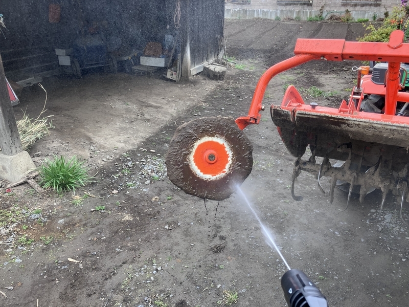 ジェット噴射で泥を落とす様子