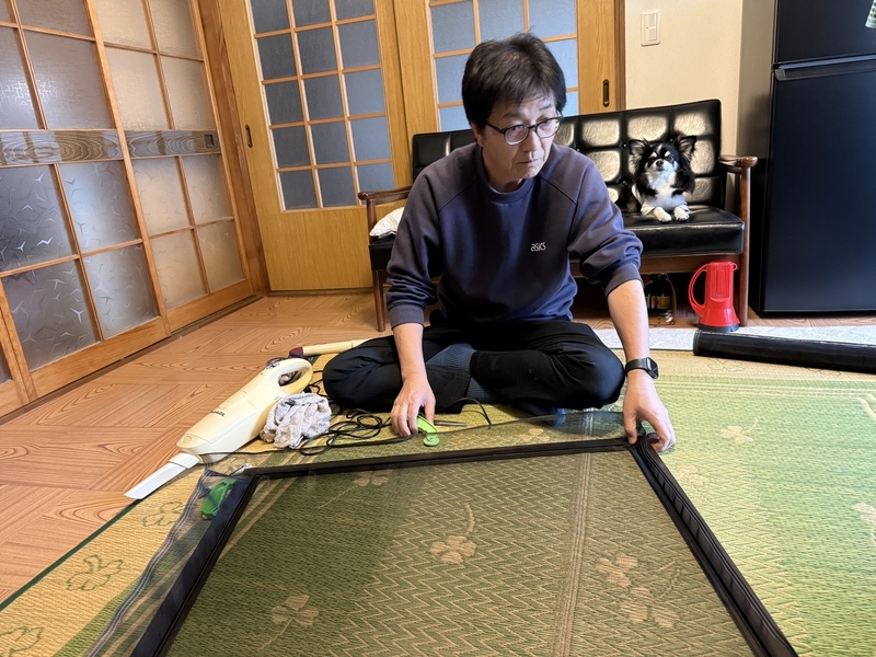 網戸張り替えの作業風景