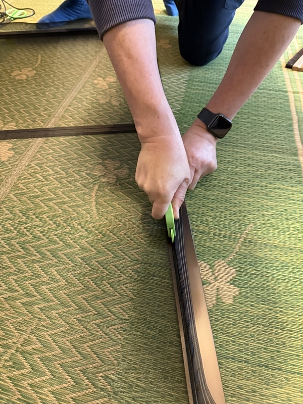 網戸の網を固定する様子