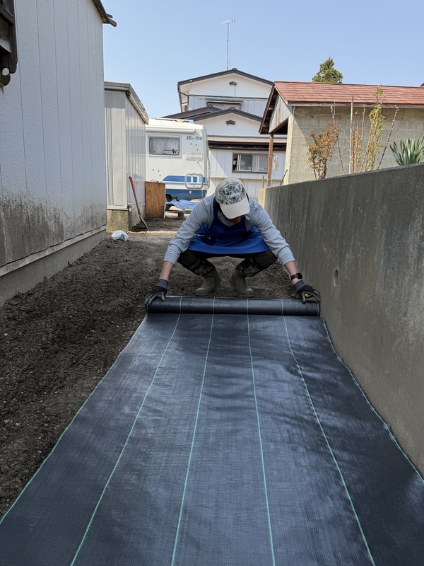 防草シートを広げる作業