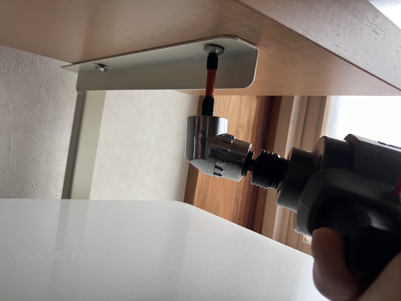 L型アダプターを装着して隙間に入れる様子