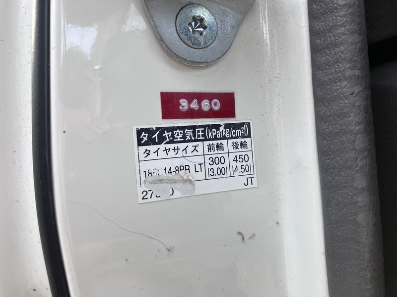 キャンピングカーの指定空気圧ステッカー 前300 後450