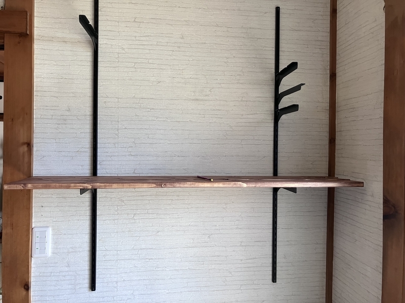 ブラケットに棚板を固定する作業