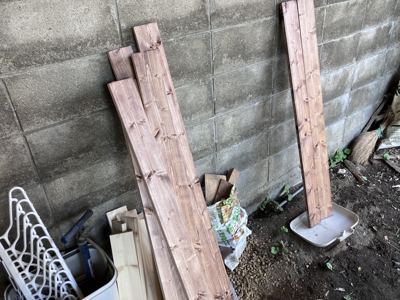 錆色に染まった1x4材