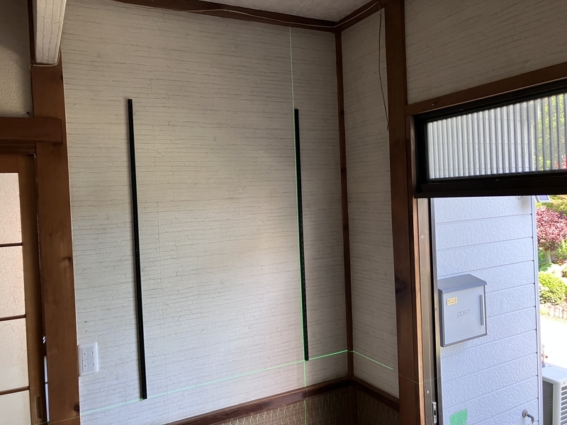 壁に平行に取り付けられた2本の支柱