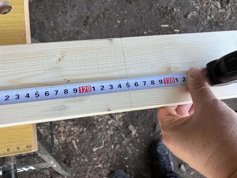 1x4材に1250mmのけがき線を入れる