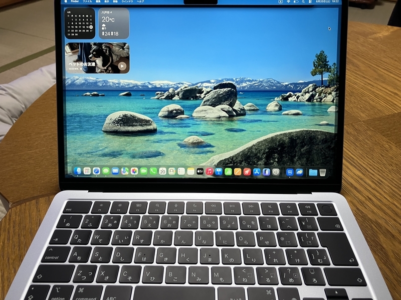 デスクに佇む美しい新型MacBook Air
