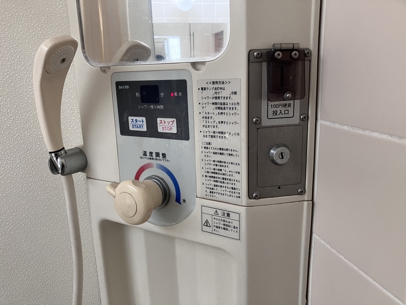 鏡付きの綺麗な洗面設備