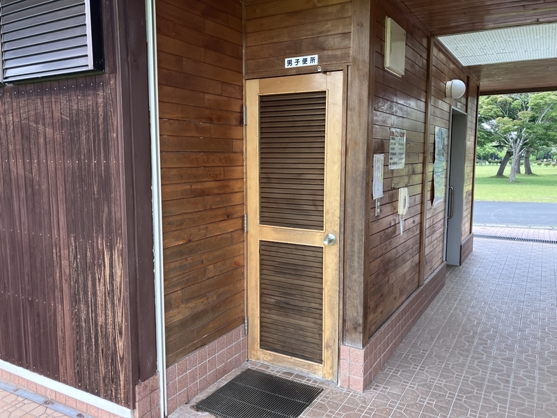 コインシャワーの個室ドア