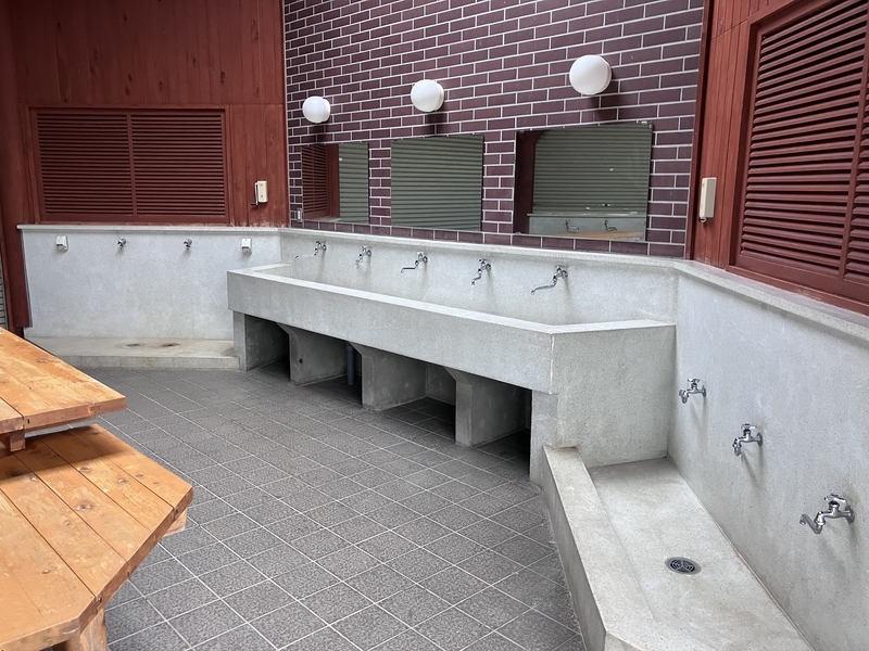 ズラリと蛇口が並んだ超大型の炊事場