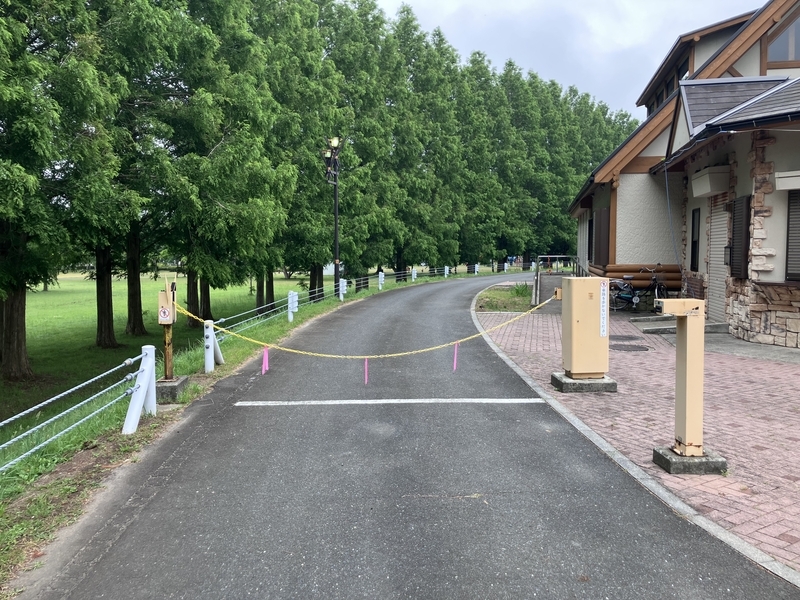チェーンが張られた入場ゲートの様子