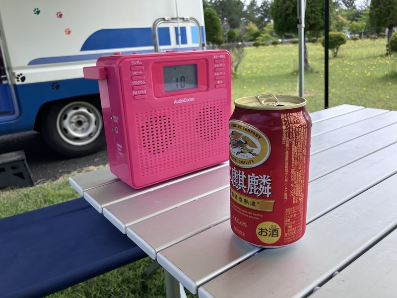 キャンプ場で冷えたビールを掲げて乾杯！