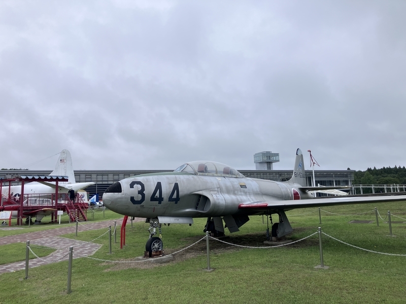 屋外に展示されている大迫力の飛行機