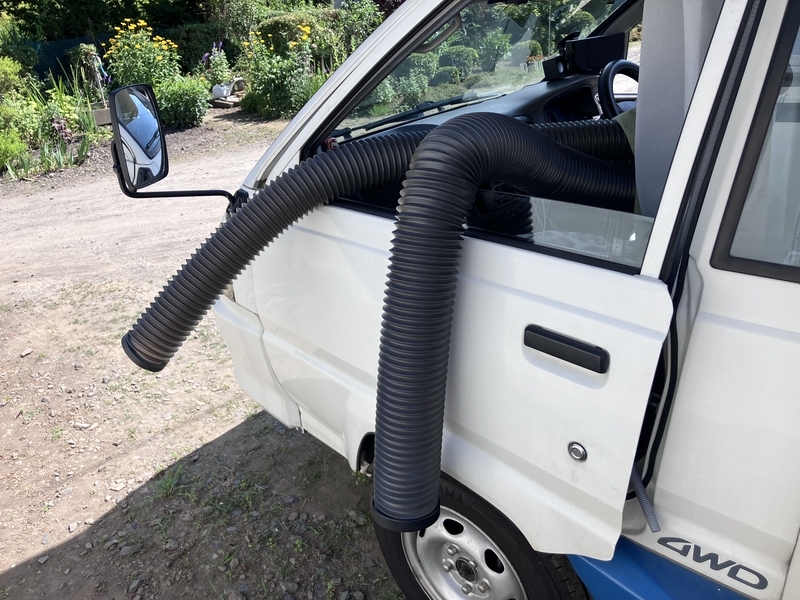 車外へ突き出たダクトの先端部分