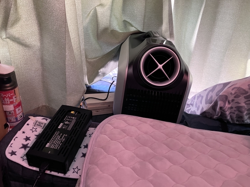 助手席の上に仮設置した本体と大きな電源アダプター